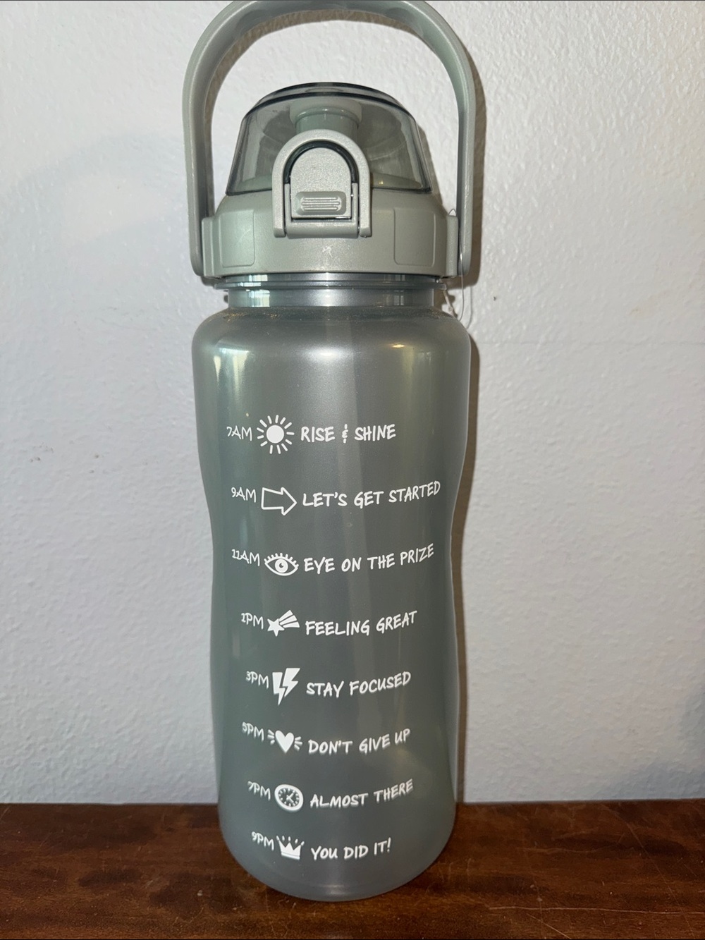 NWOT Mainstays Motivational 64 oz.  Water Bottle Convenient Handle